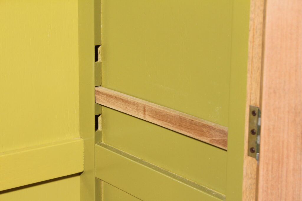 品のあるモダンでマットな蛍光グリーンが目を惹く時代家具の戸棚の内側